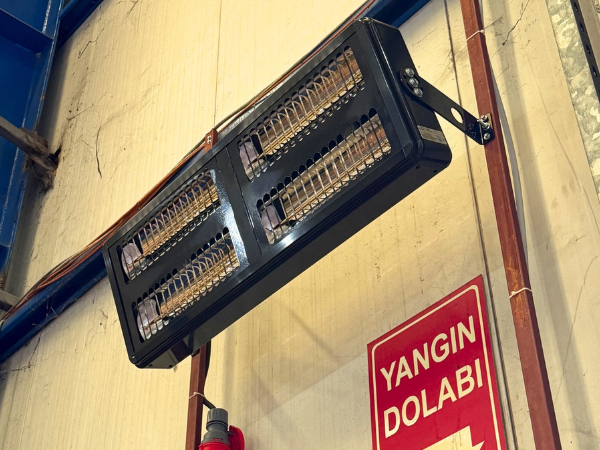 Yüksek tavanlı tesiste duvara sağlam bir şekilde monte edilmiş ağır sanayi tipi ELCON EIR-TH-8 Infrared Fabrika Isıtıcısı.