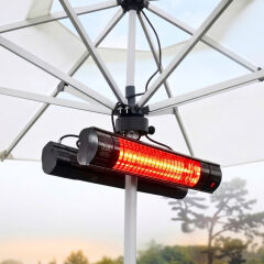 Lüks bir restoranın açık alan şemsiyesine monte edilmiş, dekoratif ve anında ısıtan ELCON RCH-2000/6 infrared ısıtıcı.