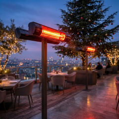 Lüks bir çatı katı (rooftop) restoranında şehir manzarasına karşı şık direk montajıyla çalışan ELCON RCH-2500/6 açık alan elektrikli ısıtıcı.