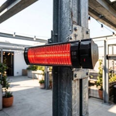 Premium bir restoranın açık alanında çelik kolona monte edilmiş, rüzgardan etkilenmeden lokal ısıtma sağlayan aktif ELCON EIR-RC 2000W endüstriyel ele