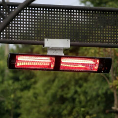 Açık hava etkinlik alanında çardak profiline monte edilmiş, 4000W gücüyle dış mekanları anında ısıtan ELCON EIR-RC 4000 uzaktan kumandalı infrared ısı