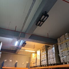 Ağır sanayi deposunda ve lojistik merkezinde yüksek tavana monte edilmiş ELCON EIR-TH-8 Infrared Fabrika Isıtıcısı sistemi.